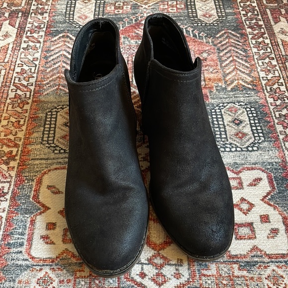 [Fergie] Black Booties - Picture 2 of 7